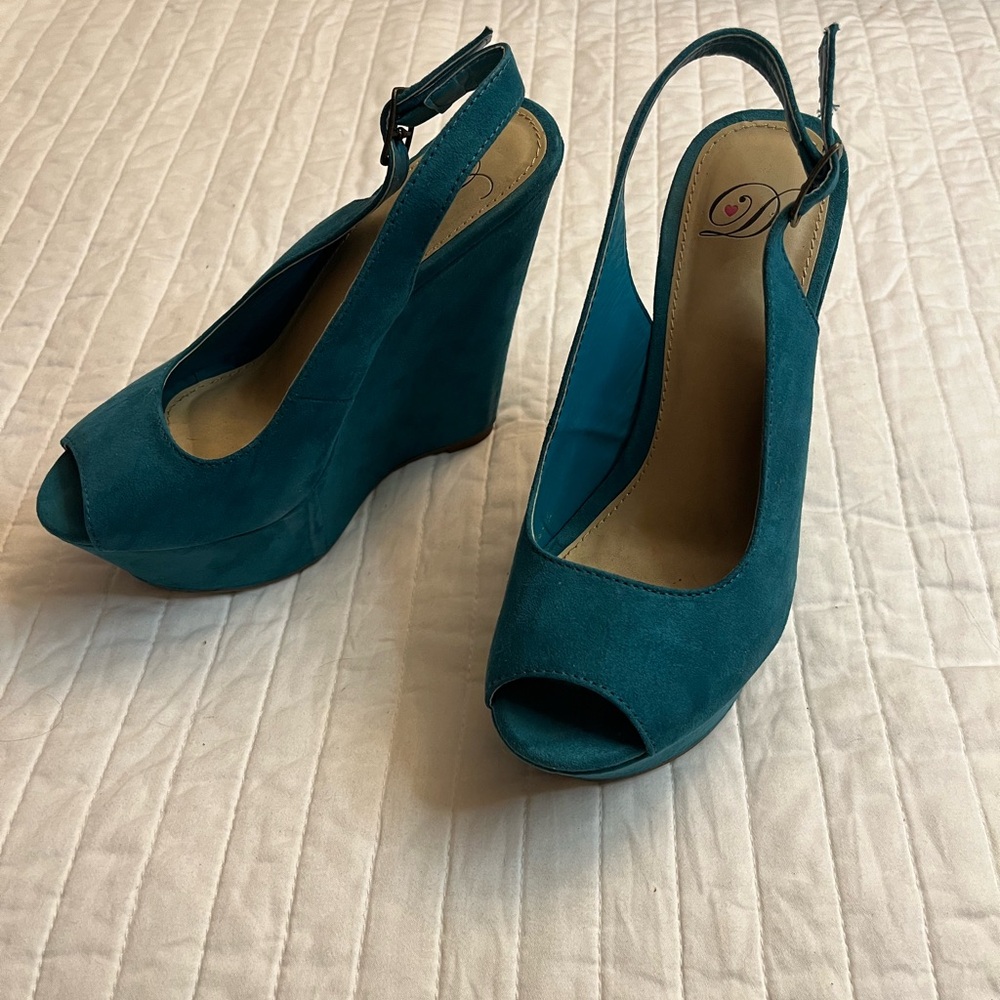 D heart teal wedges